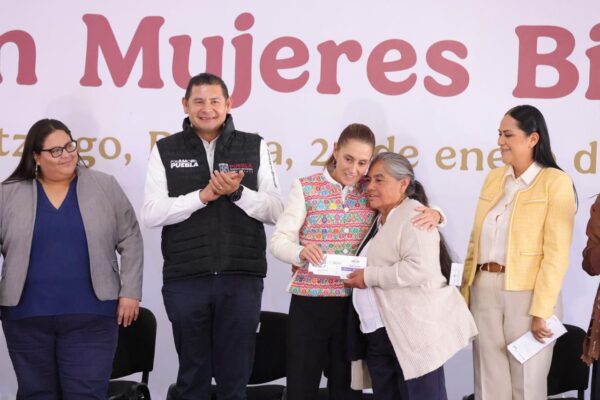 Claudia Sheinbaum entrega tarjetas del Programa Pensión Mujeres Bienestar en Acatzingo, Puebla