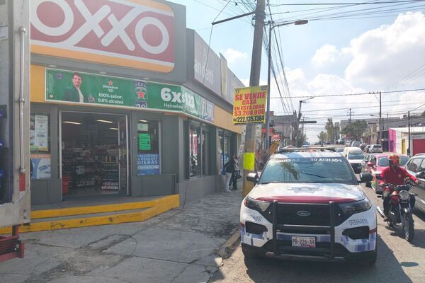Detuvieron a dos multiasaltantes de tiendas Oxxo y aseguraron el vehículo que utilizaban para cometer los atracos en la ciudad de Puebla