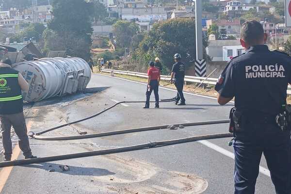 CAOS VIAL | Cierran autopista Apizaco-Tlaxcala por volcadura de pipa cargada de gasolina