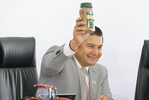 Afirmó que, al inicio de la administración, no se contaba con maquinaria propia; sin embargo, al cierre de 2025 se alcanzaron 700 equipos, y para 2026 el objetivo es llegar a mil 500 unidades.