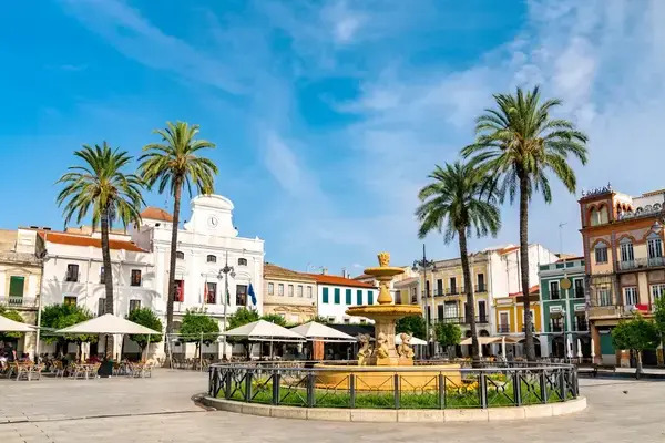 Mérida es de esas ciudades que siempre vuelven a la memoria, no solo por su belleza, sino por los lazos personales que nos unen a ella
