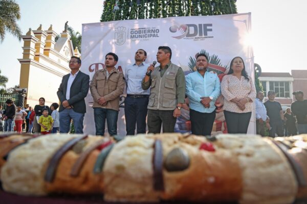 Alcalde de Cuautlancingo realiza partida de “rosca de Reyes”; también repartió juguetes a niños y niñas