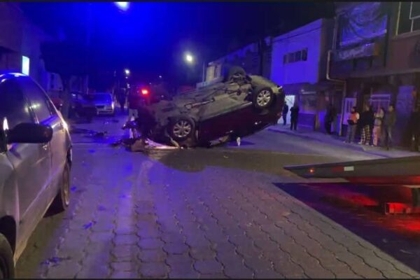 Automovilistas ebrio choca contra vehículo estacionado y vuelca su unidad en Tehuacán, Puebla