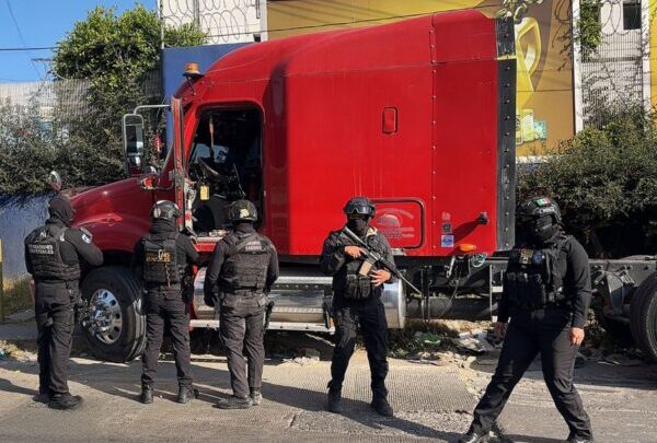 Mediante operativo tierra-aire SSP recupera tráiler robado en la lateral de la autopista México-Puebla
