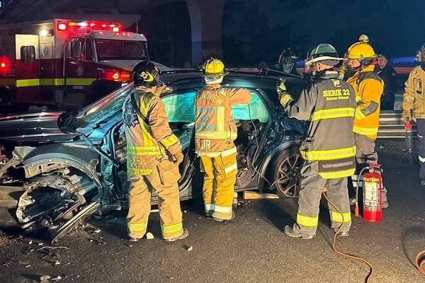 El conductor del Cupra se estrelló contra la barrera metálica de contención cuando circulaba en la lateral de la autopista México-Puebla
