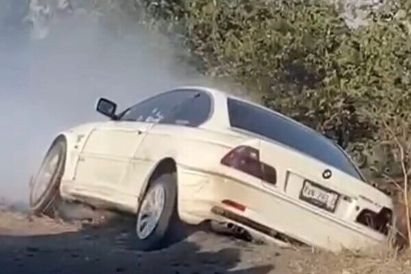 El cuerpo de un hombre fue localizado dentro de un vehículo BMW en la carretera a Calpan, en los límites con el municipio Domingo Arenas