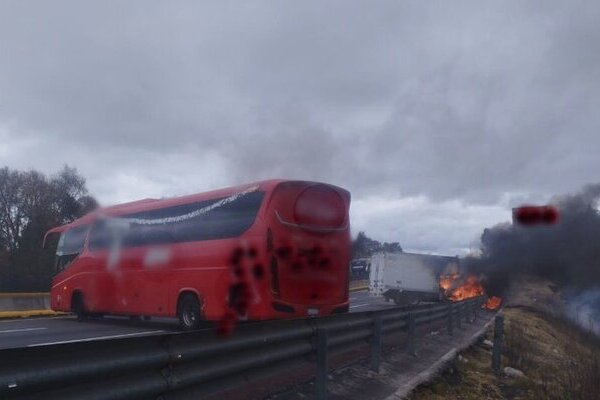 CJNG incendia vehículos para bloquear autopista México-Puebla; Estrella Roja suspende servicio