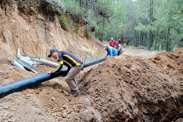 La dignificación de la línea de agua potable en la junta auxiliar de Santiago Coltzingo, es parte del Programa de Obra Comunitaria