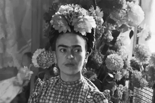 Bigotona, lesbiana, marihuana y comunista. Así describían a Frida Kahlo. No como elogio, sino como advertencia. No era aceptada, no obedecía