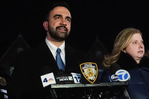 El alcalde de Nueva York, Zohran Mamdani, firmó el viernes una orden ejecutiva para reforzar la protección a inmigrantes, y otras iniciativas