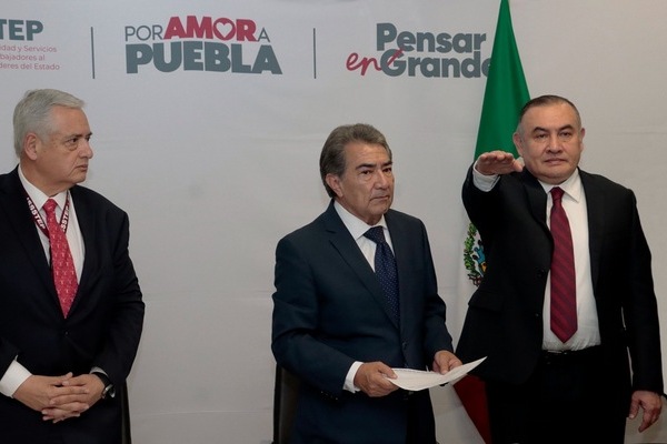 El secretario de Salud de Puebla, Joaquín Espidio Camarillo, tomó protesta a Martín de Jesús Huerta Ruíz como nuevo subdirector general