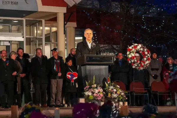 Mark Carney rindió homenaje el viernes a las víctimas de la matanza en Tumbler Ridge, que dejó ocho muertos, la mayoría eran niños