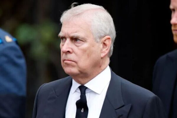 La decisión surge tras la desclasificación de documentos que revelan que el príncipe Andrew compartió información comercial con Epstein