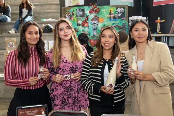 Cáfir es una bebida fermentada elaborada con kéfir natural e infusionada con borras de café recolectadas en las cafeterías universitarias