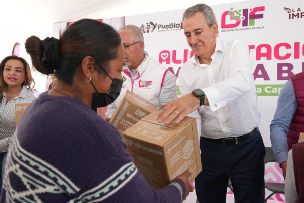 Pepe Chedraui encabezó la entrega de despensas del programa “Alimentación Imparable”, a cargo del DIF Puebla Capital en Santo Tomás Chautla