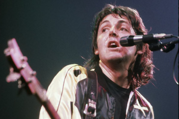 “Paul McCartney and Wings” es una colección de instrumentos, atuendos, letras manuscritas, fotos inéditas y recuerdos de giras del artista