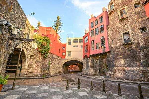 En Guanajuato cada esquina cuenta una historia. Y lo mejor es que la ciudad te obliga a recorrerla a pie, a detenerte, a mirar con calma