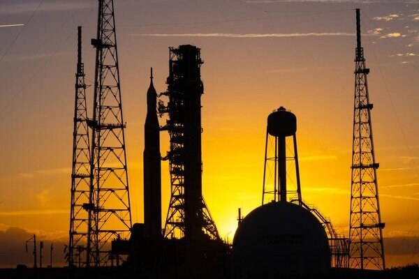 La NASA tiene como objetivo enviar una tripulación la Luna, tras superar con éxito la más reciente prueba de carga de combustible del cohete