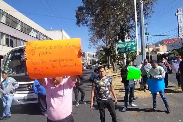 50 operadores del transporte público realizaron una protesta en la SMT de Puebla para exigir que se suspenda la revista vehicular
