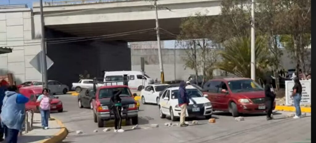 CAOS VIAL | Transportistas que incumplieron con Revista Vehicular bloquean Periférico Ecológico