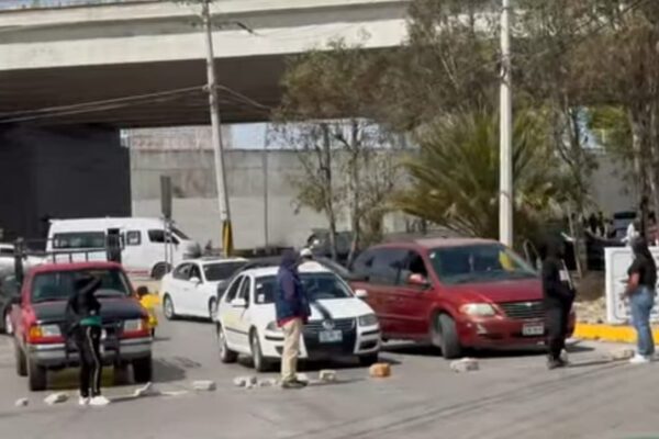 CAOS VIAL | Transportistas que incumplieron con Revista Vehicular bloquean Periférico Ecológico
