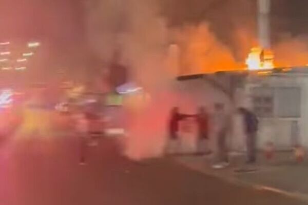 Reportes extraoficiales señalaron que el incendio en la taquería se originó por un corto circuito en la instalación eléctrica del negocio