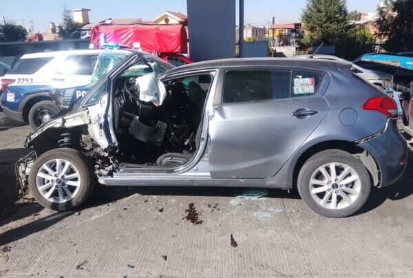 Conductor muere tras destroza su auto contra un pilar de la autopista México-Puebla