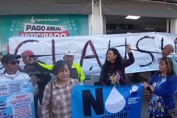 Activistas clausuran simbólicamente oficinas de Agua de Puebla; denuncian “epidemia” de fugas en la ciudad
