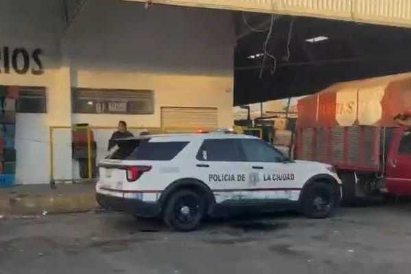 Un hombre que trabajaba cargando bultos en un “diablito” en la Central de Abasto de Puebla fue hallado sin vida la mañana de este martes