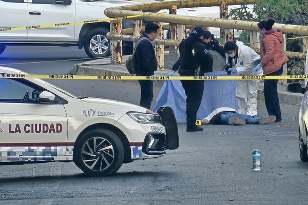 Una mujer que fue asesinada con disparos de arma de fuego en el puente de la colonia 2 de abril, en la madrugada del viernes 20