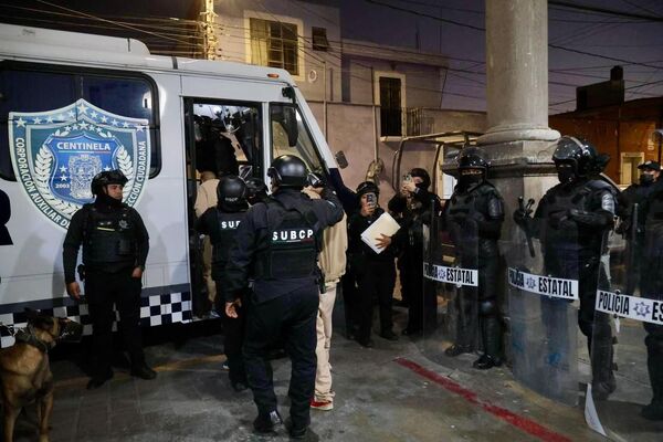 Realizaron el traslado de 30 hombres del penal regional de San Pedro Cholula, hacia el centro penitenciario de Tepexi de Rodríguez