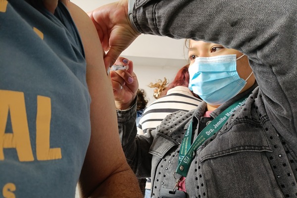 Este fin de semana, IMSS-Bienestar llevó a cabo una jornada de vacunación contra sarampión en mercados, plazas y espacios públicos