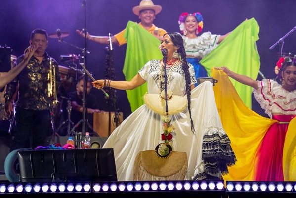 Lila Downs, quien con su voz ha logrado resonar alrededor del mundo, dejando una huella profunda y contundente en cada canción