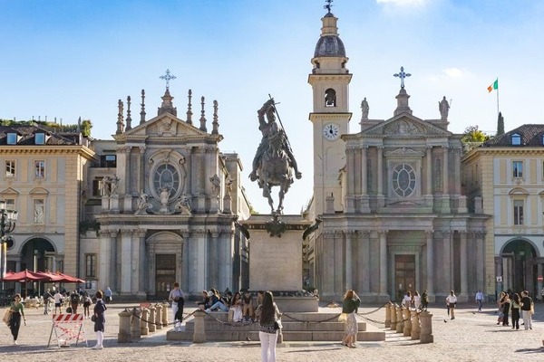 Turín, Italia también se vive caminando. Es imposible no dejarse llevar por sus portales infinitos, sus cafés tradicionales y sus plazas