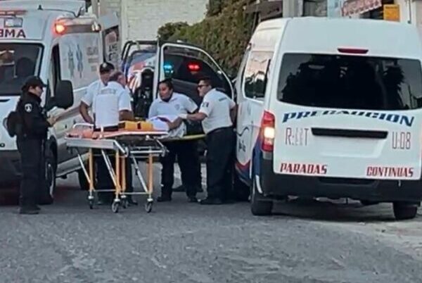 Conductor de transporte público es baleado en Tehuacán; durante su traslado motopatrulleros son atropellados