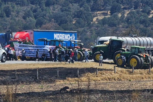 CAOS VIAL | Campesino de Tlaxcala e Hidalgo bloquean circulación en el Arco Norte y la carretera Apizaco–Calpulalpan