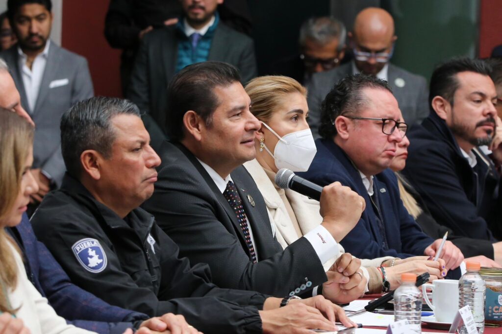 Defiende gobernador de Puebla, Alejandro Armenta, derecho de las audiencias a conocer la verdad