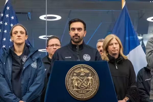 El alcalde de Nueva York, Zohran Mamdani, prohibió los viajes en la ciudad desde las 9 p.m. del domingo hasta el mediodía del lunes