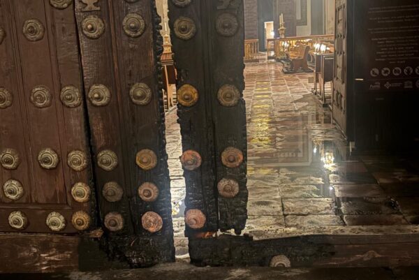 INAH aún no concluye peritaje por incendio a portón de la Catedral de Puebla: Gerencia del Centro Histórico