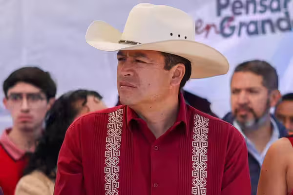 En un comunicado, el alcalde Juan Rivera Trejo negó que tuviera un fajo de dinero en la mano cuando fue grabado en un video de su esposa