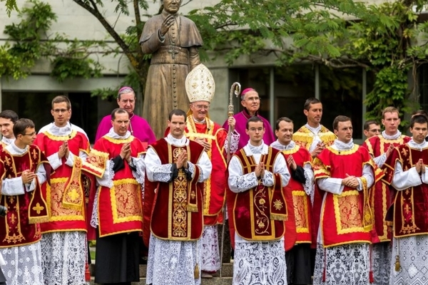 La FSSPX rechazó el jueves la oferta de diálogo del Vaticano, lo que indica que podría haber un choque con el papa León XIV