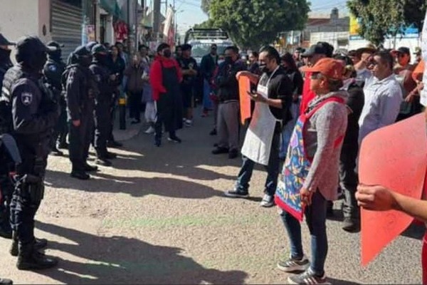 FGE Puebla realiza tercer cateo a locales del Mercado Morelos; comerciantes rompen sellos y exigen detener operativos porque bajan ventas