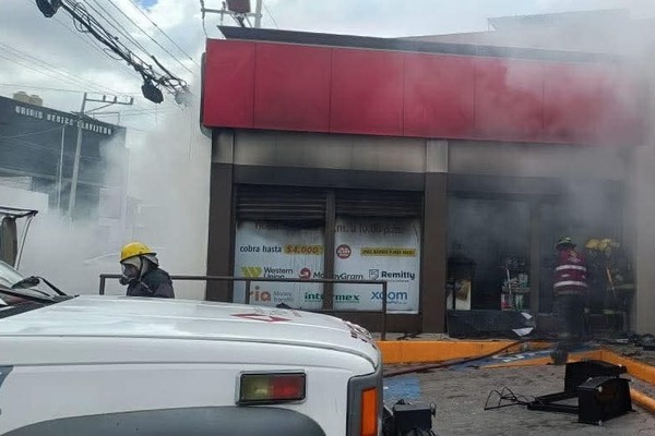 El Gobierno del Estado de Puebla destaca la acción pronta y oportuna de los cuerpos de @SSPGobPue , @Segob_Puebla y @PCGobPue durante la atención de diversos hechos delictivos registrados en diferentes puntos de la entidad. Desde los primeros momentos se activaron los protocolos correspondientes, con presencia operativa inmediata para salvaguardar la integridad de las personas, contener la situación y restablecer el orden. La coordinación entre la Secretaría de Seguridad Pública estatal, las autoridades municipales y las instancias federales permitió una respuesta eficaz y responsable. El gobernador @armentapuebla_ ha reiterado que la seguridad de las y los poblanos es una prioridad permanente. Estas acciones se conducen bajo los principios de honestidad, justicia y paz con bienestar, encomendados por la presidenta @Claudiashein , con legalidad y respeto a los derechos humanos. El Gobierno del Estado hace un llamado a la ciudadanía a mantener la calma, informarse únicamente a través de fuentes oficiales y evitar la difusión de rumores. Asimismo, se invita a denunciar cualquier situación de riesgo al 911 y, de manera anónima al 089, porque la participación ciudadana fortalece la seguridad de todas y todos. En Puebla se actúa con coordinación, firmeza y responsabilidad para proteger la vida y la tranquilidad de la población.