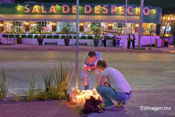 Familia y amigos de Gisele, Joaquín y Emmanuel, acusan criminalización de los jóvenes; colocan veladoras frente a "Sala de Despecho"