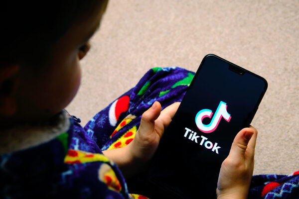 TikTok viola las normas digitales de la Unión Europea, pues su diseño hacen que los niños usen la aplicación de forma compulsiva y adictiva