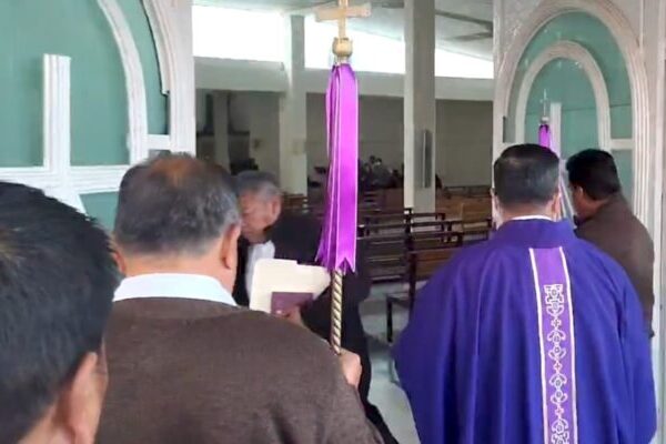 Iglesia realiza acto de desagravio en parroquia de San Baltazar Tetela, Puebla donde mataron a joven pintor