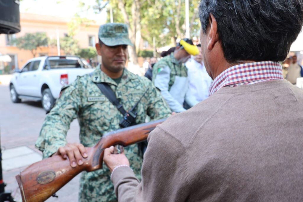 Por último, el titular del SESESP, Maximino Hernández Pulido, informó que durante el año pasado se registraron tres mil 779 llamadas al 9-1-1 en las que se mencionó la presencia de un arma de fuego, incluyendo tres casos de suicidio.