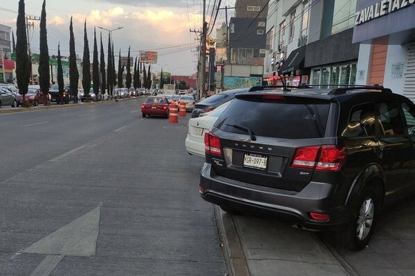 José Luis García Parra exhibió los abusos de comerciantes en Calzada Zavaleta al apropiarse de banquetas y promover apartado de lugares