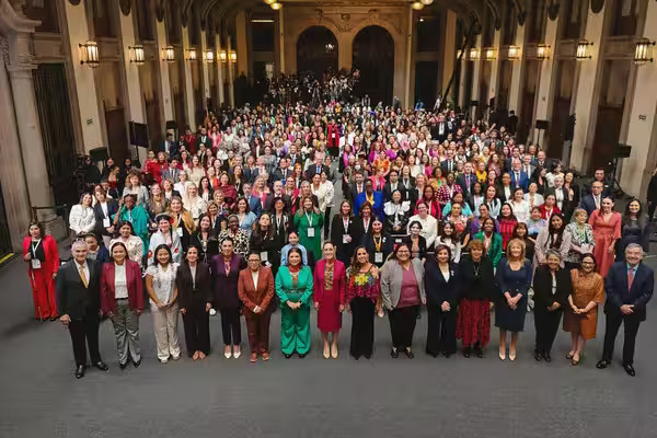 A fecha de 1 de enero 2026, las mujeres ocupan el 27,5% de los escaños parlamentarios a nivel mundial, un aumento de apenas 0,2% respecto 2025
