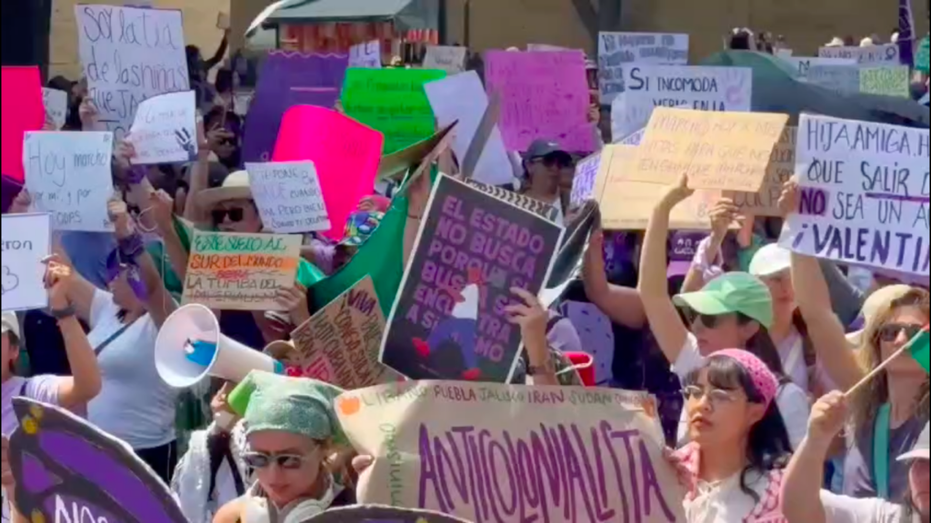 Miles de poblanas marchan por #8M; jornada de protestas acaba en FGE Puebla con quema de pancarta y polvo de extintor